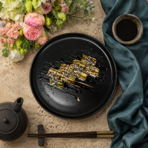 Авокадо-рол із крем-сиром, огірком, соусами унагі та спайс — Sushi UA