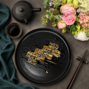 Авокадо-рол з креветкою, крем-сиром, огірком і соусом унагі — Sushi UA