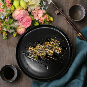Авокадо-рол з лососем, крем-сиром, огірком і соусом унагі — Sushi UA