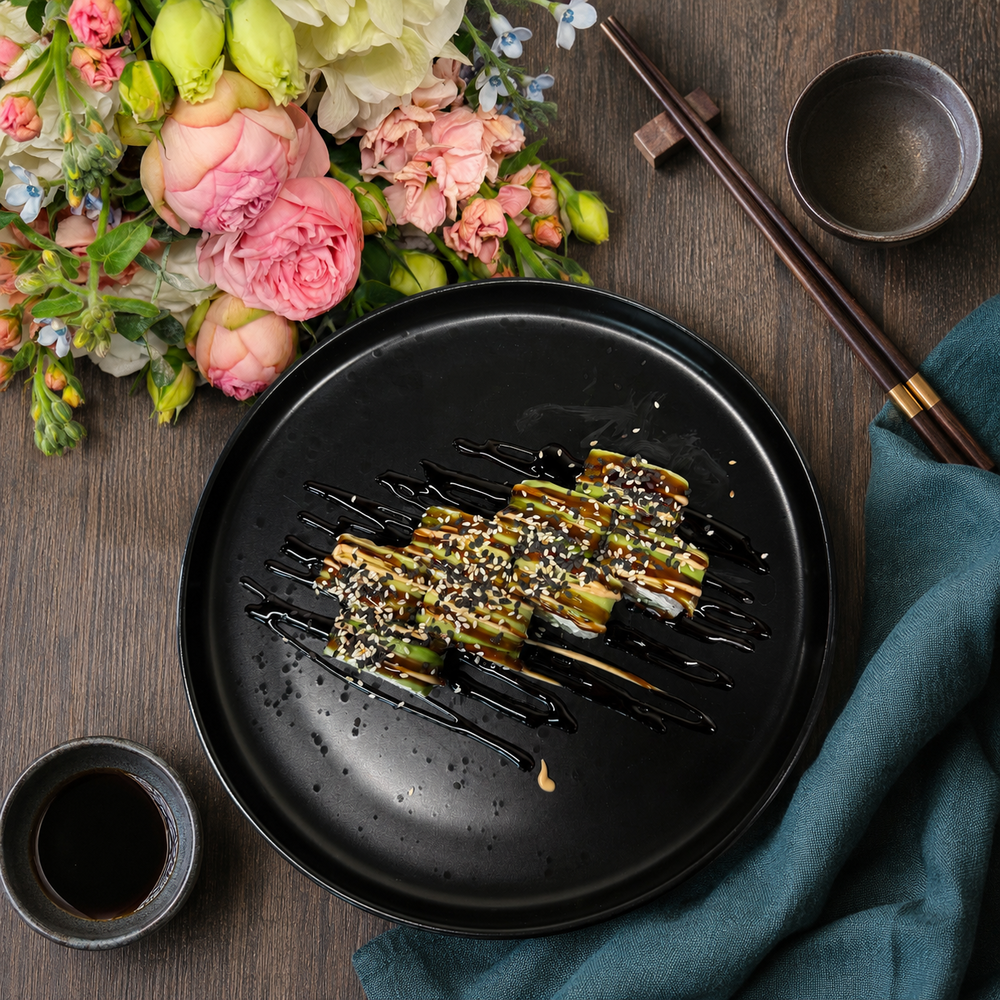 Авокадо-рол з лососем, крем-сиром, огірком і соусом унагі — Sushi UA