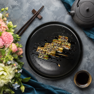 Авокадо-рол з тунцем, крем-сиром, огірком і соусом унагі — Sushi UA