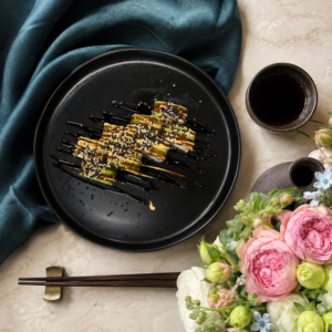 Авокадо-рол з вугрем, крем-сиром, огірком і соусом унагі — Sushi UA