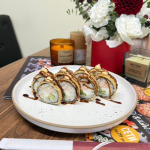 Темпура рол з креветкою великий гарячий рол у хрусткому клярі Sushi UA