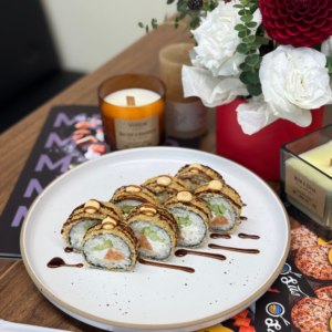Темпура рол з лососем великий гарячий рол у хрусткому клярі Sushi UA