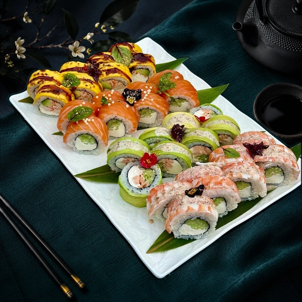 Сет Літній Вайб із ролами з лососем, креветкою, авокадо та Чеддером — Sushi UA