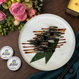 ФутоМакі-рол з копченою куркою, крем-сиром, огірком і соусами Унагі та Спайс — Sushi UA
